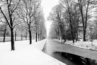 Schloss und Schlossgarten Schwetzingen - Garten - Kanal entlang der Schwarzmeerallee - Von Osten - Blick nach Westen auf den Kanal bei Schneefall; links die Schwarzmeerallee mit den Kastanienbäumen, ganz links die Mauer des Arboretum, rechts das Arborium Theodoricum (aufgenommen im Januar 2024, um die Mittagszeit)