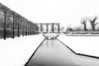 Schloss und Schlossgarten Schwetzingen - Garten - Orangeriegarten - Östlicher Kanal - Von Norden - Blick von der Nordostecke des Orangeriegartens auf den Kanal nach Süden bei Schneefall (aufgenommen im Januar 2024, um die Mittagszeit)