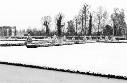 Schloss und Schlossgarten Schwetzingen - Garten - Orangeriegarten - Mittelachse Nord-Süd - Von Nordwest - Blick von der Neuen Orangerie nach Südost auf den Organgeriegarten bei Schneefall (aufgenommen im Januar 2024, um die Mittagszeit) Schloss und Schlossgarten Schwetzingen - Garten - Orangeriegarten - Mittelachse Nord-Süd - Von Nordwest - Blick von der Neuen Orangerie nach Südost auf den Organgeriegarten bei Schneefall (aufgenommen im Januar 2024, um die Mittagszeit)