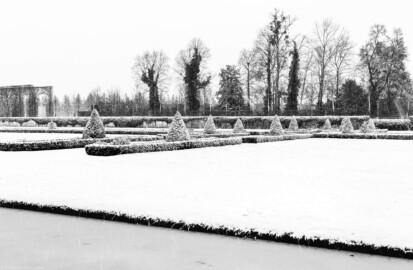 Schloss und Schlossgarten Schwetzingen - Garten - Orangeriegarten - Mittelachse Nord-Süd - Von Nordwest - Blick von der Neuen Orangerie nach Südost auf den Organgeriegarten bei Schneefall (aufgenommen im Januar 2024, um die Mittagszeit)