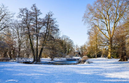 Schloss und Schlossgarten Schwetzingen - Garten - Anlagen - Arborium Theodoricum, Sektor A, südöstlich des Tempels der Botanik - Von Osten - Blick nach Westen auf das kleine Tal mit dem Wasserlauf und dem Teich sowie auf den Tempel der Botanik (aufgenommen im Januar 2024, am frühen Nachmittag)