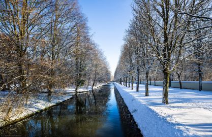Schloss und Schlossgarten Schwetzingen - Garten - Kanal entlang der Schwarzmeerallee - Von Westen - Blick nach Osten auf den Kanal, links das Arborium Theodoricum, rechts die Schwarzmeerallee mit den Kastanienbäumen, ganz rechts die Mauer des Arboretum (aufgenommen im Januar 2024, am Nachmittag) Schloss und Schlossgarten Schwetzingen - Garten - Kanal entlang der Schwarzmeerallee - Von Westen - Blick nach Osten auf den Kanal, links das Arborium Theodoricum, rechts die Schwarzmeerallee mit den Kastanienbäumen, ganz rechts die Mauer des Arboretum (aufgenommen im Januar 2024, am Nachmittag)