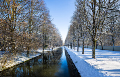 Schloss und Schlossgarten Schwetzingen - Garten - Kanal entlang der Schwarzmeerallee - Von Westen - Blick nach Osten auf den Kanal, links das Arborium Theodoricum, rechts die Schwarzmeerallee mit den Kastanienbäumen, ganz rechts die Mauer des Arboretum (aufgenommen im Januar 2024, am Nachmittag)