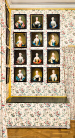 Schloss und Schlossgarten Schwetzingen - Schloss - Mittelbau - Von innen - 1. Obergeschoss - Dienerschaftsräume / Degagements - Kammerdienerinnen-Zimmer - Westwand, links der Tür zum Schlafzimmer - Blick auf die linke (südliche) Seite der Westwand des Zimmers mit den zwölf Porträts von Hofdamen der Kurfürstin Elisabeth Auguste; v.l.n.r./v.o.n.u.: Marianne von Hacke, Leopoldina Gräfin von Thurn und Taxis, Louisa von der Osten, unbekannt, Walburga von Hacke, unbekannt, Louisa von Beveren, Clara Gräfin von Groesbeck, unbekannt, Sophia von Dalberg, unbekannt, Elisabeth von Baden (Maler: teilweise Johann Georg Ziesenis der Jüngere (1716-1776), Datierung: teilweise um 1745-1750; Öl/Leinwand; Rückseite teilweise später beschriftet) (aufgenommen im Februar 2024, am späten Vormittag)