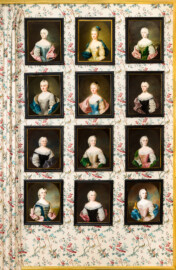 Schloss und Schlossgarten Schwetzingen - Schloss - Mittelbau - Von innen - 1. Obergeschoss - Dienerschaftsräume / Degagements - Kammerdienerinnen-Zimmer - Südwand, rechts des Fensters - Blick auf die rechte (westliche) Seite der Südwand des Zimmers mit den zwölf Porträts von Hofdamen der Kurfürstin Elisabeth Auguste; v.l.n.r./v.o.n.u.: Rosa Gräfin von Merode, unbekannt, Amoena von Sturmfeder, Carolina Gräfin von Velbruck, unbekannt, Marianne von Dahlberg, Caroline von Vöhlin, Leopoldine von Ketschau, Wilhelmina von Hacke, Marianne Gräfin von Auersberg, Petronella Gräfin von Hoensbroeck, Louisa von Loe (Maler: teilweise Johann Georg Ziesenis der Jüngere (1716-1776), Datierung: teilweise um 1745-1750; Öl/Leinwand; Rückseite teilweise später beschriftet) (aufgenommen im Februar 2024, am späten Vormittag) Schloss und Schlossgarten Schwetzingen - Schloss - Mittelbau - Von innen - 1. Obergeschoss - Dienerschaftsräume / Degagements - Kammerdienerinnen-Zimmer - Südwand, rechts des Fensters - Blick auf die rechte (westliche) Seite der Südwand des Zimmers mit den zwölf Porträts von Hofdamen der Kurfürstin Elisabeth Auguste; v.l.n.r./v.o.n.u.: Rosa Gräfin von Merode, unbekannt, Amoena von Sturmfeder, Carolina Gräfin von Velbruck, unbekannt, Marianne von Dahlberg, Caroline von Vöhlin, Leopoldine von Ketschau, Wilhelmina von Hacke, Marianne Gräfin von Auersberg, Petronella Gräfin von Hoensbroeck, Louisa von Loe (Maler: teilweise Johann Georg Ziesenis der Jüngere (1716-1776), Datierung: teilweise um 1745-1750; Öl/Leinwand; Rückseite teilweise später beschriftet) (aufgenommen im Februar 2024, am späten Vormittag)