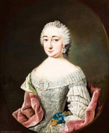 Schloss und Schlossgarten Schwetzingen - Schloss - Mittelbau - Von innen - 1. Obergeschoss - Dienerschaftsräume / Degagements - Kammerdienerinnen-Zimmer - Westwand, links der Tür zum Schlafzimmer - Porträt der Louisa von Beveren, Kammerfräulein der Kurfürstin Elisabeth Auguste; Halbbildnis, ohne Hände, in gemaltem Oval, an der Taille der Kammerschlüssel an blauer Schleife (Maler: Johann Georg Ziesenis der Jüngere (1716-1776), Datierung: um 1745-1750; Öl/Leinwand, Höhe x Breite 45,7 x 38,5 cm; Rückseite später beschriftet: "Nro. 6 / Louisa, freyin von Beveren Hofdame 1737. / Camer fräulein, 1743."; Inv.-Nr. G 3833) (aufgenommen im Februar 2024, um die Mittagszeit) Schloss und Schlossgarten Schwetzingen - Schloss - Mittelbau - Von innen - 1. Obergeschoss - Dienerschaftsräume / Degagements - Kammerdienerinnen-Zimmer - Westwand, links der Tür zum Schlafzimmer - Porträt der Louisa von Beveren, Kammerfräulein der Kurfürstin Elisabeth Auguste; Halbbildnis, ohne Hände, in gemaltem Oval, an der Taille der Kammerschlüssel an blauer Schleife (Maler: Johann Georg Ziesenis der Jüngere (1716-1776), Datierung: um 1745-1750; Öl/Leinwand, Höhe x Breite 45,7 x 38,5 cm; Rückseite später beschriftet: "Nro. 6 / Louisa, freyin von Beveren Hofdame 1737. / Camer fräulein, 1743."; Inv.-Nr. G 3833) (aufgenommen im Februar 2024, um die Mittagszeit)