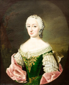 Schloss und Schlossgarten Schwetzingen - Schloss - Mittelbau - Von innen - 1. Obergeschoss - Dienerschaftsräume / Degagements - Kammerdienerinnen-Zimmer - Südwand, rechts des Fensters - Vermutlich Porträt der Amoena von Sturmfeder, Hofdame der Kurfürstin Elisabeth Auguste; Halbbildnis, ohne Hände, in gemaltem Oval (Maler: Johann Georg Ziesenis der Jüngere (1716-1776), Datierung: um 1745-1750; Öl/Leinwand, Höhe x Breite 46 x 37,2 cm; Rückseite später beschriftet: "Nro. 11 / Amoena, freyin von Sturmfeder. / Hof / Dame 1743."; Inv.-Nr. G 3838) (aufgenommen im Februar 2024, am Nachmittag) Schloss und Schlossgarten Schwetzingen - Schloss - Mittelbau - Von innen - 1. Obergeschoss - Dienerschaftsräume / Degagements - Kammerdienerinnen-Zimmer - Südwand, rechts des Fensters - Vermutlich Porträt der Amoena von Sturmfeder, Hofdame der Kurfürstin Elisabeth Auguste; Halbbildnis, ohne Hände, in gemaltem Oval (Maler: Johann Georg Ziesenis der Jüngere (1716-1776), Datierung: um 1745-1750; Öl/Leinwand, Höhe x Breite 46 x 37,2 cm; Rückseite später beschriftet: "Nro. 11 / Amoena, freyin von Sturmfeder. / Hof / Dame 1743."; Inv.-Nr. G 3838) (aufgenommen im Februar 2024, am Nachmittag)