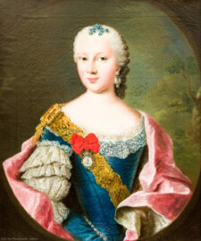 Schloss und Schlossgarten Schwetzingen - Schloss - Mittelbau - Von innen - 1. Obergeschoss - Dienerschaftsräume / Degagements - Kammerdienerinnen-Zimmer - Westwand, links der Tür zum Schlafzimmer - Vermutlich Porträt der Marianne von Hacke, Hofdame der Kurfürstin Elisabeth Auguste; Halbbildnis, ohne Hände, in gemaltem Oval, Goldbrokatschärpe mit einem Medaillon an roter Schleife (Maler: Johann Georg Ziesenis der Jüngere (1716-1776), Datierung: um 1745-1750; Öl/Leinwand, Höhe x Breite 46 x 37,7 cm; Rückseite später beschriftet: "Nro. 18, / Marianne, freyin von Hacke, / Hof / dame, 1750."; Inv.-Nr. G 3844) (aufgenommen im Februar 2024, am Nachmittag)