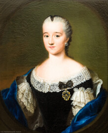 Schloss und Schlossgarten Schwetzingen - Schloss - Mittelbau - Von innen - 1. Obergeschoss - Dienerschaftsräume / Degagements - Kammerdienerinnen-Zimmer - Westwand, links der Tür zum Schlafzimmer - Vermutlich Porträt der Leopoldina Gräfin von Thurn und Taxis, Obristhofmeisterin der Kurfürstin Elisabeth Auguste, in Witwenkleidung; Halbbildnis, ohne Hände, in gemaltem Oval, Sternkreuz-Orden an schwarzer Schleife (Maler: Johann Georg Ziesenis der Jüngere (1716-1776), Datierung: um 1745-1750; Öl/Leinwand, Höhe x Breite 46,5 x 38,5 cm; Rückseite später beschriftet: "Nro. 3 / Leopoldina, gräffin von Thurn und Taxis / gehöhnte freyin von Sickingen. / Obrist Hofmeisterin, 1752."; Inv.-Nr. G 3830) (aufgenommen im Februar 2024, am Nachmittag)