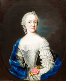 Schloss und Schlossgarten Schwetzingen - Schloss - Mittelbau - Von innen - 1. Obergeschoss - Dienerschaftsräume / Degagements - Kammerdienerinnen-Zimmer - Westwand, links der Tür zum Schlafzimmer - Porträt der Louisa von der Osten, Kammerfräulein der Kurfürstin Elisabeth Auguste; Halbbildnis, ohne Hände, in gemaltem Oval, mit goldenem Kammerschlüssel an einer Schleife an der Taille (Maler: Johann Georg Ziesenis der Jüngere (1716-1776), Datierung: um 1745-1750; Öl/Leinwand, Höhe x Breite 45,5 x 37,3 cm; Rückseite später beschriftet: "Nro. 7 / Louisa freyin, von der Osten / Hof dame, 1737 / Camer fräulein, 1743."; Inv.-Nr. G 3834) (aufgenommen im Februar 2024, am späten Nachmittag) Schloss und Schlossgarten Schwetzingen - Schloss - Mittelbau - Von innen - 1. Obergeschoss - Dienerschaftsräume / Degagements - Kammerdienerinnen-Zimmer - Westwand, links der Tür zum Schlafzimmer - Porträt der Louisa von der Osten, Kammerfräulein der Kurfürstin Elisabeth Auguste; Halbbildnis, ohne Hände, in gemaltem Oval, mit goldenem Kammerschlüssel an einer Schleife an der Taille (Maler: Johann Georg Ziesenis der Jüngere (1716-1776), Datierung: um 1745-1750; Öl/Leinwand, Höhe x Breite 45,5 x 37,3 cm; Rückseite später beschriftet: "Nro. 7 / Louisa freyin, von der Osten / Hof dame, 1737 / Camer fräulein, 1743."; Inv.-Nr. G 3834) (aufgenommen im Februar 2024, am späten Nachmittag)