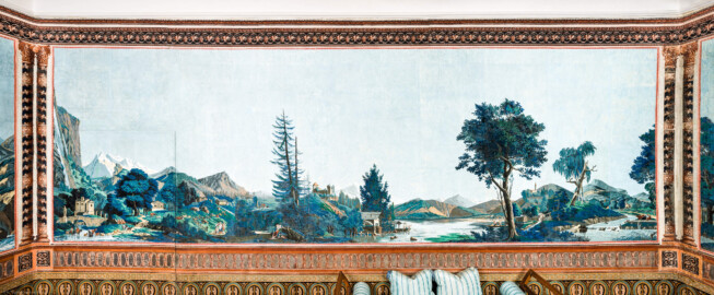 Schloss und Schlossgarten Schwetzingen - Schloss - Mittelbau - Von innen - 2. Obergeschoss - Schweizerzimmer / Compagniezimmer der Reichsgräfin von Hochberg - Ostwand - Linke Seite (knapp 10 von 16 Bahnen) der Zuber-Panorama-Papiertapete „Les vues de Suisse“ mit Schweizer Alpenlandschaften; links die unauffällige Tür zum Gelben Saal (Entwurfszeichner: Pierre-Antoine Mongin (1761-1827); Druckerei: Zuber, Rixheim, Frankreich; Datierung: 1804; Bahnen der Ostwand (linke Tapetenseite) und der Nordwand (rechte Tapetenseite) ergeben die gesamte Tapete; Süd- und Westwand zeigen Wiederholungen einiger Bahnen der Ost- und Nordwand; gesamte Tapete: 10,7 Meter x 3,9 Meter, 16 Bahnen, 1024 Holzdruckstöcke, 95 Farben; Konservierung/Restaurierung: zwischen 1988 und 1991) (aufgenommen im Februar 2024, am frühen Nachmittag)