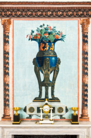 Schloss und Schlossgarten Schwetzingen - Schloss - Mittelbau - Von innen - 2. Obergeschoss - Schweizerzimmer / Compagniezimmer der Reichsgräfin von Hochberg - Südwand, Mitte, über dem Kamin - Panneau mit der Abbildung eines Tafelaufsatzes: bronzener Dreifuß, darauf ein Gefäß aus gebläutem Stahl, gefüllt mit Früchten und Trauben; unten eine Kaminuhr (Papiertapete: Hersteller und genaue Datierung unbekannt, vermutlich französischer Herkunft, Anzahl Farben zwischen 10 und 20) (Kaminuhr: Uhrmacher unbekannt, Herkunft Frankreich, Datierung um 1790, Material vergoldete Bronzen und Marmor) (aufgenommen im Februar 2024, am späten Vormittag) Schloss und Schlossgarten Schwetzingen - Schloss - Mittelbau - Von innen - 2. Obergeschoss - Schweizerzimmer / Compagniezimmer der Reichsgräfin von Hochberg - Südwand, Mitte, über dem Kamin - Panneau mit der Abbildung eines Tafelaufsatzes: bronzener Dreifuß, darauf ein Gefäß aus gebläutem Stahl, gefüllt mit Früchten und Trauben; unten eine Kaminuhr (Papiertapete: Hersteller und genaue Datierung unbekannt, vermutlich französischer Herkunft, Anzahl Farben zwischen 10 und 20) (Kaminuhr: Uhrmacher unbekannt, Herkunft Frankreich, Datierung um 1790, Material vergoldete Bronzen und Marmor) (aufgenommen im Februar 2024, am späten Vormittag)