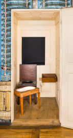 Schloss und Schlossgarten Schwetzingen - Schloss - Mittelbau - Von innen - 2. Obergeschoss - Wohnzimmer / Schlafzimmer der Reichsgräfin von Hochberg - Südwand - Blick in die Retirade (Toilette), versteckt hinter einer Tapetentür; der Raum ist ein an der Südfassade angebrachter Erker; hinten links ein Leibstuhl mit Lederpolsterung, vorne links ein Bidet, an der rechten Wand unten eine kleine weiße Tür mit Türknauf zum Durchreichen der "Hinterlassenschaften" in das neben der Retirade liegende Treppenhaus (aufgenommen im März 2024, am Nachmittag) Schloss und Schlossgarten Schwetzingen - Schloss - Mittelbau - Von innen - 2. Obergeschoss - Wohnzimmer / Schlafzimmer der Reichsgräfin von Hochberg - Südwand - Blick in die Retirade (Toilette), versteckt hinter einer Tapetentür; der Raum ist ein an der Südfassade angebrachter Erker; hinten links ein Leibstuhl mit Lederpolsterung, vorne links ein Bidet, an der rechten Wand unten eine kleine weiße Tür mit Türknauf zum Durchreichen der "Hinterlassenschaften" in das neben der Retirade liegende Treppenhaus (aufgenommen im März 2024, am Nachmittag)