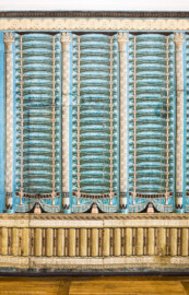 Schloss und Schlossgarten Schwetzingen - Schloss - Mittelbau - Von innen - 2. Obergeschoss - Wohnzimmer / Schlafzimmer der Reichsgräfin von Hochberg - Südwand - Ausschnitt aus der Draperietapete; Imitation einer Fenster-Draperie; hinter der linken (kaum sichtbaren) Tapetentür befindet sich die Retirade, hinter der rechten (ebenso kaum sichtbaren) Tapetentür das Treppenhaus vom Erdgeschoss bis zum Dachstuhl (Papiertapete: Hersteller und genaue Datierung unbekannt, vermutlich französischer Herkunft, Anzahl Farben zwischen 10 und 20) (aufgenommen im März 2024, am Nachmittag) Schloss und Schlossgarten Schwetzingen - Schloss - Mittelbau - Von innen - 2. Obergeschoss - Wohnzimmer / Schlafzimmer der Reichsgräfin von Hochberg - Südwand - Ausschnitt aus der Draperietapete; Imitation einer Fenster-Draperie; hinter der linken (kaum sichtbaren) Tapetentür befindet sich die Retirade, hinter der rechten (ebenso kaum sichtbaren) Tapetentür das Treppenhaus vom Erdgeschoss bis zum Dachstuhl (Papiertapete: Hersteller und genaue Datierung unbekannt, vermutlich französischer Herkunft, Anzahl Farben zwischen 10 und 20) (aufgenommen im März 2024, am Nachmittag)