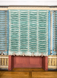 Schloss und Schlossgarten Schwetzingen - Schloss - Mittelbau - Von innen - 2. Obergeschoss - Wohnzimmer / Schlafzimmer der Reichsgräfin von Hochberg - Südwand - Draperie vor dem südlichen Fenster, die Draperietapete links und rechts des Vorhangs imitierend (Papiertapete: Hersteller und genaue Datierung unbekannt, vermutlich französischer Herkunft, Anzahl Farben zwischen 10 und 20) (aufgenommen im März 2024, am Nachmittag) Schloss und Schlossgarten Schwetzingen - Schloss - Mittelbau - Von innen - 2. Obergeschoss - Wohnzimmer / Schlafzimmer der Reichsgräfin von Hochberg - Südwand - Draperie vor dem südlichen Fenster, die Draperietapete links und rechts des Vorhangs imitierend (Papiertapete: Hersteller und genaue Datierung unbekannt, vermutlich französischer Herkunft, Anzahl Farben zwischen 10 und 20) (aufgenommen im März 2024, am Nachmittag)