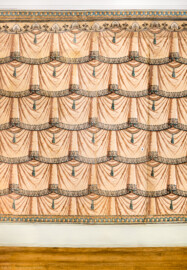 Schloss und Schlossgarten Schwetzingen - Schloss - Mittelbau - Von innen - 2. Obergeschoss - Toilettekabinett der Reichsgräfin von Hochberg - Nordwand - Ausschnitt aus der Draperietapete; Imitation einer schweren Draperie aus braunem Stoff mit antikisierenden Bordüren; rechts eine (kaum sichtbare) Tapeten-Doppeltür mit Schloss, dahinter ein Wandschrank (Papiertapete: Hersteller und genaue Datierung unbekannt, vermutlich französischer Herkunft, Anzahl Farben zwischen 10 und 20) (aufgenommen im März 2024, am Nachmittag) Schloss und Schlossgarten Schwetzingen - Schloss - Mittelbau - Von innen - 2. Obergeschoss - Toilettekabinett der Reichsgräfin von Hochberg - Nordwand - Ausschnitt aus der Draperietapete; Imitation einer schweren Draperie aus braunem Stoff mit antikisierenden Bordüren; rechts eine (kaum sichtbare) Tapeten-Doppeltür mit Schloss, dahinter ein Wandschrank (Papiertapete: Hersteller und genaue Datierung unbekannt, vermutlich französischer Herkunft, Anzahl Farben zwischen 10 und 20) (aufgenommen im März 2024, am Nachmittag)