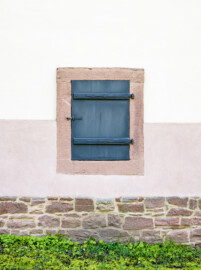 Schloss und Schlossgarten Schwetzingen - Garten - Neue Orangerie - Nordseite, westlicher Seitenflügel - Von Norden - Blick auf einen Wanddurchbruch für die Beschickung eines Ofens mit Heizmaterial von außen (Gesamter Bau: Länge ca. 171 Meter, Breite ca. 10-12 Meter; Bauzeit: 1761-1762; Architekt: Nicolas de Pigage; umfangreiche Instandsetzung: 1994-1999) (aufgenommen im April 2024, am frühen Nachmittag) Schloss und Schlossgarten Schwetzingen - Garten - Neue Orangerie - Nordseite, westlicher Seitenflügel - Von Norden - Blick auf einen Wanddurchbruch für die Beschickung eines Ofens mit Heizmaterial von außen (Gesamter Bau: Länge ca. 171 Meter, Breite ca. 10-12 Meter; Bauzeit: 1761-1762; Architekt: Nicolas de Pigage; umfangreiche Instandsetzung: 1994-1999) (aufgenommen im April 2024, am frühen Nachmittag)