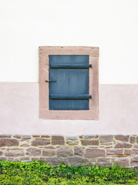 Schloss und Schlossgarten Schwetzingen - Garten - Neue Orangerie - Nordseite, westlicher Seitenflügel - Von Norden - Blick auf einen Wanddurchbruch für die Beschickung eines Ofens mit Heizmaterial von außen (Gesamter Bau: Länge ca. 171 Meter, Breite ca. 10-12 Meter; Bauzeit: 1761-1762; Architekt: Nicolas de Pigage; umfangreiche Instandsetzung: 1994-1999) (aufgenommen im April 2024, am frühen Nachmittag) Schloss und Schlossgarten Schwetzingen - Garten - Neue Orangerie - Nordseite, westlicher Seitenflügel - Von Norden - Blick auf einen Wanddurchbruch für die Beschickung eines Ofens mit Heizmaterial von außen (Gesamter Bau: Länge ca. 171 Meter, Breite ca. 10-12 Meter; Bauzeit: 1761-1762; Architekt: Nicolas de Pigage; umfangreiche Instandsetzung: 1994-1999) (aufgenommen im April 2024, am frühen Nachmittag)