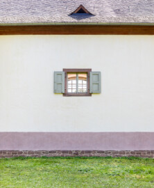 Schloss und Schlossgarten Schwetzingen - Garten - Neue Orangerie - Nordseite, westlicher Seitenflügel - Von Norden - Blick auf ein Fenster der Nordwand; die kleinen Fenster dienten der Querlüftung für die Überwinterung von Zitrusfrüchten (Gesamter Bau: Länge ca. 171 Meter, Breite ca. 10-12 Meter; Bauzeit: 1761-1762; Architekt: Nicolas de Pigage; umfangreiche Instandsetzung: 1994-1999) (aufgenommen im April 2024, am frühen Nachmittag) Schloss und Schlossgarten Schwetzingen - Garten - Neue Orangerie - Nordseite, westlicher Seitenflügel - Von Norden - Blick auf ein Fenster der Nordwand; die kleinen Fenster dienten der Querlüftung für die Überwinterung von Zitrusfrüchten (Gesamter Bau: Länge ca. 171 Meter, Breite ca. 10-12 Meter; Bauzeit: 1761-1762; Architekt: Nicolas de Pigage; umfangreiche Instandsetzung: 1994-1999) (aufgenommen im April 2024, am frühen Nachmittag)
