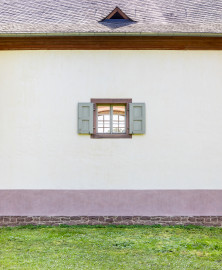 Schloss und Schlossgarten Schwetzingen - Garten - Neue Orangerie - Nordseite, westlicher Seitenflügel - Von Norden - Blick auf ein Fenster der Nordwand; die kleinen Fenster dienten der Querlüftung für die Überwinterung von Zitrusfrüchten (Gesamter Bau: Länge ca. 171 Meter, Breite ca. 10-12 Meter; Bauzeit: 1761-1762; Architekt: Nicolas de Pigage; umfangreiche Instandsetzung: 1994-1999) (aufgenommen im April 2024, am frühen Nachmittag) Schloss und Schlossgarten Schwetzingen - Garten - Neue Orangerie - Nordseite, westlicher Seitenflügel - Von Norden - Blick auf ein Fenster der Nordwand; die kleinen Fenster dienten der Querlüftung für die Überwinterung von Zitrusfrüchten (Gesamter Bau: Länge ca. 171 Meter, Breite ca. 10-12 Meter; Bauzeit: 1761-1762; Architekt: Nicolas de Pigage; umfangreiche Instandsetzung: 1994-1999) (aufgenommen im April 2024, am frühen Nachmittag)