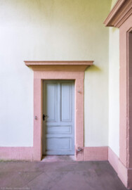 Schloss und Schlossgarten Schwetzingen - Garten - Pfauenhaus -Von außen - Nordseite - Portal - Von Westen - Blick auf die Tür zum östlichen quadratischen Nebenraum, rechts die Tür zum Hauptraum (Bau: Grundfläche ca. 9 x 9 Meter; Bauzeit: 1762-1764; Architekt: Nicolas de Pigage) (aufgenommen im April 2024, am Nachmittag) Schloss und Schlossgarten Schwetzingen - Garten - Pfauenhaus -Von außen - Nordseite - Portal - Von Westen - Blick auf die Tür zum östlichen quadratischen Nebenraum, rechts die Tür zum Hauptraum (Bau: Grundfläche ca. 9 x 9 Meter; Bauzeit: 1762-1764; Architekt: Nicolas de Pigage) (aufgenommen im April 2024, am Nachmittag)