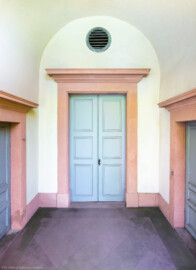 Schloss und Schlossgarten Schwetzingen - Garten - Pfauenhaus - Von außen - Nordseite - Portal - Von Norden - Blick auf die Tür zum südlichen Hauptraum, rechts und links Türen zu Nebenräumen, oben ein kleines Okulus-Fenster mit Lamellenabdeckung (Bau: Grundfläche ca. 9 x 9 Meter; Bauzeit: 1762-1764; Architekt: Nicolas de Pigage) (aufgenommen im April 2024, am Nachmittag) Schloss und Schlossgarten Schwetzingen - Garten - Pfauenhaus - Von außen - Nordseite - Portal - Von Norden - Blick auf die Tür zum südlichen Hauptraum, rechts und links Türen zu Nebenräumen, oben ein kleines Okulus-Fenster mit Lamellenabdeckung (Bau: Grundfläche ca. 9 x 9 Meter; Bauzeit: 1762-1764; Architekt: Nicolas de Pigage) (aufgenommen im April 2024, am Nachmittag)