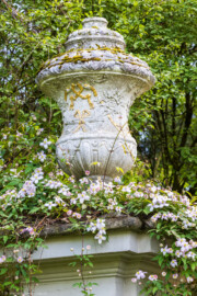 Schloss und Schlossgarten Schwetzingen - Garten - Arboretum - Südliches Tor, östlicher Torpfosten - Von Nordwest - Blick nach oben auf die Vase auf dem östlichen Torpfosten (Eisentür fertiggestellt 1755; entworfen von Franz Wilhelm Rabaliatti, geschmiedet von den Mannheimer Schlossermeistern Strickling und Frockmann; ursprünglich an einem anderen Ort verbaut) (aufgenommen im April 2024, am Nachmittag)