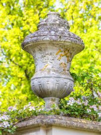 Schloss und Schlossgarten Schwetzingen - Garten - Arboretum - Südliches Tor, östlicher Torpfosten - Von Südwest - Blick nach oben auf die Vase auf dem östlichen Torpfosten (Eisentür fertiggestellt 1755; entworfen von Franz Wilhelm Rabaliatti, geschmiedet von den Mannheimer Schlossermeistern Strickling und Frockmann; ursprünglich an einem anderen Ort verbaut) (aufgenommen im April 2024, am Nachmittag)