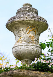 Schloss und Schlossgarten Schwetzingen - Garten - Arboretum - Südliches Tor, östlicher Torpfosten - Von Südwest - Blick nach oben auf die Vase auf dem östlichen Torpfosten (Eisentür fertiggestellt 1755; entworfen von Franz Wilhelm Rabaliatti, geschmiedet von den Mannheimer Schlossermeistern Strickling und Frockmann; ursprünglich an einem anderen Ort verbaut) (aufgenommen im April 2024, am späten Nachmittag)