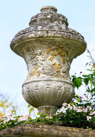 Schloss und Schlossgarten Schwetzingen - Garten - Arboretum - Südliches Tor, östlicher Torpfosten - Von Südwest - Blick nach oben auf die Vase auf dem östlichen Torpfosten (Eisentür fertiggestellt 1755; entworfen von Franz Wilhelm Rabaliatti, geschmiedet von den Mannheimer Schlossermeistern Strickling und Frockmann; ursprünglich an einem anderen Ort verbaut) (aufgenommen im April 2024, am späten Nachmittag) Schloss und Schlossgarten Schwetzingen - Garten - Arboretum - Südliches Tor, östlicher Torpfosten - Von Südwest - Blick nach oben auf die Vase auf dem östlichen Torpfosten (Eisentür fertiggestellt 1755; entworfen von Franz Wilhelm Rabaliatti, geschmiedet von den Mannheimer Schlossermeistern Strickling und Frockmann; ursprünglich an einem anderen Ort verbaut) (aufgenommen im April 2024, am späten Nachmittag)