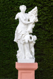 Schloss und Schlossgarten Schwetzingen - Garten - Orangeriegarten, nordwestliche Ecke - Von Osten - Blick auf eine Skulptur, die Allegorie der Jahreszeit Sommer (Bildhauer und Datierung: unbekannt) (aufgenommen im April 2024, am späten Nachmittag)