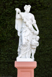 Schloss und Schlossgarten Schwetzingen - Garten - Orangeriegarten, südwestliche Ecke - Von Osten - Blick auf eine Skulptur, die Allegorie der Jahreszeit Frühling (Bildhauer und Datierung: unbekannt) (aufgenommen im April 2024, am späten Nachmittag) Schloss und Schlossgarten Schwetzingen - Garten - Orangeriegarten, südwestliche Ecke - Von Osten - Blick auf eine Skulptur, die Allegorie der Jahreszeit Frühling (Bildhauer und Datierung: unbekannt) (aufgenommen im April 2024, am späten Nachmittag)