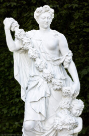 Schloss und Schlossgarten Schwetzingen - Garten - Orangeriegarten, südwestliche Ecke - Von Osten - Blick auf eine Skulptur, die Allegorie der Jahreszeit Frühling (Bildhauer und Datierung: unbekannt) (aufgenommen im April 2024, am späten Nachmittag)