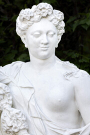 Schloss und Schlossgarten Schwetzingen - Garten - Orangeriegarten, südwestliche Ecke - Von Osten - Blick auf eine Skulptur, die Allegorie der Jahreszeit Frühling (Bildhauer und Datierung: unbekannt) (aufgenommen im April 2024, am frühen Abend) Schloss und Schlossgarten Schwetzingen - Garten - Orangeriegarten, südwestliche Ecke - Von Osten - Blick auf eine Skulptur, die Allegorie der Jahreszeit Frühling (Bildhauer und Datierung: unbekannt) (aufgenommen im April 2024, am frühen Abend)