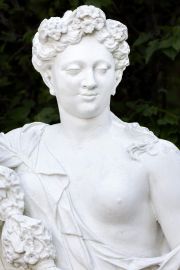 Schloss und Schlossgarten Schwetzingen - Garten - Orangeriegarten, südwestliche Ecke - Von Osten - Blick auf eine Skulptur, die Allegorie der Jahreszeit Frühling (Bildhauer und Datierung: unbekannt) (aufgenommen im April 2024, am frühen Abend) Schloss und Schlossgarten Schwetzingen - Garten - Orangeriegarten, südwestliche Ecke - Von Osten - Blick auf eine Skulptur, die Allegorie der Jahreszeit Frühling (Bildhauer und Datierung: unbekannt) (aufgenommen im April 2024, am frühen Abend)