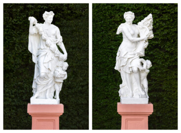 Schloss und Schlossgarten Schwetzingen - Garten - Orangeriegarten, Westseite - Von Osten - Diptychon: zwei Skulpturen, die Allegorien der Jahreszeiten Frühling (links) sowie Sommer (rechts) (Bildhauer und Datierung: unbekannt) (aufgenommen im April 2024, am späten Nachmittag) Schloss und Schlossgarten Schwetzingen - Garten - Orangeriegarten, Westseite - Von Osten - Diptychon: zwei Skulpturen, die Allegorien der Jahreszeiten Frühling (links) sowie Sommer (rechts) (Bildhauer und Datierung: unbekannt) (aufgenommen im April 2024, am späten Nachmittag)