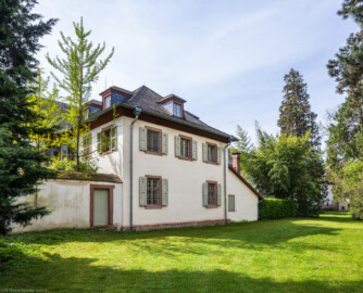 Schloss und Schlossgarten Schwetzingen - Garten - Neue Orangerie - Nordseite, Mittelbau - Von Nordost - Blick auf den zweigeschossigen Mittelbau (Gesamter Bau: Länge ca. 171 Meter, Breite ca. 10-12 Meter; Bauzeit: 1761-1762; Architekt: Nicolas de Pigage; umfangreiche Instandsetzung: 1994-1999; Putzflächen bemalt in Freskotechnik, täuschen teilweise ein Scheinmauerwerk vor) (aufgenommen im April 2024, um die Mittagszeit) Schloss und Schlossgarten Schwetzingen - Garten - Neue Orangerie - Nordseite, Mittelbau - Von Nordost - Blick auf den zweigeschossigen Mittelbau (Gesamter Bau: Länge ca. 171 Meter, Breite ca. 10-12 Meter; Bauzeit: 1761-1762; Architekt: Nicolas de Pigage; umfangreiche Instandsetzung: 1994-1999; Putzflächen bemalt in Freskotechnik, täuschen teilweise ein Scheinmauerwerk vor) (aufgenommen im April 2024, um die Mittagszeit)