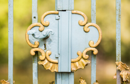 Schloss und Schlossgarten Schwetzingen - Garten - Arboretum - Südliches Tor - Von Süden - Blick auf den Kasten für das Türschloss (Eisentür fertiggestellt 1755; entworfen von Franz Wilhelm Rabaliatti, geschmiedet von den Mannheimer Schlossermeistern Strickling und Frockmann; ursprünglich an einem anderen Ort verbaut) (aufgenommen im April 2024, um die Mittagszeit) Schloss und Schlossgarten Schwetzingen - Garten - Arboretum - Südliches Tor - Von Süden - Blick auf den Kasten für das Türschloss (Eisentür fertiggestellt 1755; entworfen von Franz Wilhelm Rabaliatti, geschmiedet von den Mannheimer Schlossermeistern Strickling und Frockmann; ursprünglich an einem anderen Ort verbaut) (aufgenommen im April 2024, um die Mittagszeit)