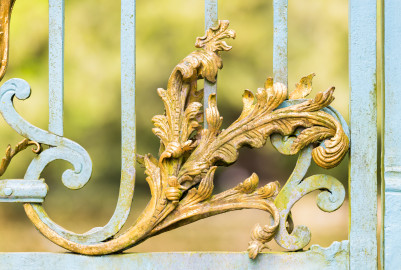 Schloss und Schlossgarten Schwetzingen - Garten - Arboretum - Südliches Tor - Von Süden - Blick auf vergoldete Rokoko-Verzierungen (Eisentür fertiggestellt 1755; entworfen von Franz Wilhelm Rabaliatti, geschmiedet von den Mannheimer Schlossermeistern Strickling und Frockmann; ursprünglich an einem anderen Ort verbaut) (aufgenommen im April 2024, um die Mittagszeit) Schloss und Schlossgarten Schwetzingen - Garten - Arboretum - Südliches Tor - Von Süden - Blick auf vergoldete Rokoko-Verzierungen (Eisentür fertiggestellt 1755; entworfen von Franz Wilhelm Rabaliatti, geschmiedet von den Mannheimer Schlossermeistern Strickling und Frockmann; ursprünglich an einem anderen Ort verbaut) (aufgenommen im April 2024, um die Mittagszeit)