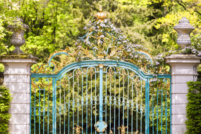 Schloss und Schlossgarten Schwetzingen - Garten - Arboretum - Südliches Tor - Von Süden - Blick auf das schmiedeeiserne, teilvergoldete Prachttor, der südliche Eingang zum Arboretum, mit Rokoko-Verzierungen, oben das Monogramm "CT" (Carl Theodor) und ganz oben die Krone (Eisentür fertiggestellt 1755; entworfen von Franz Wilhelm Rabaliatti, geschmiedet von den Mannheimer Schlossermeistern Strickling und Frockmann; ursprünglich an einem anderen Ort verbaut) (aufgenommen im April 2024, am frühen Nachmittag) Schloss und Schlossgarten Schwetzingen - Garten - Arboretum - Südliches Tor - Von Süden - Blick auf das schmiedeeiserne, teilvergoldete Prachttor, der südliche Eingang zum Arboretum, mit Rokoko-Verzierungen, oben das Monogramm "CT" (Carl Theodor) und ganz oben die Krone (Eisentür fertiggestellt 1755; entworfen von Franz Wilhelm Rabaliatti, geschmiedet von den Mannheimer Schlossermeistern Strickling und Frockmann; ursprünglich an einem anderen Ort verbaut) (aufgenommen im April 2024, am frühen Nachmittag)