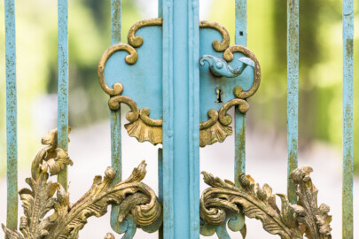 Schloss und Schlossgarten Schwetzingen - Garten - Arboretum - Südliches Tor - Von Norden - Blick auf den Kasten für das Türschloss (Eisentür fertiggestellt 1755; entworfen von Franz Wilhelm Rabaliatti, geschmiedet von den Mannheimer Schlossermeistern Strickling und Frockmann; ursprünglich an einem anderen Ort verbaut) (aufgenommen im April 2024, am frühen Nachmittag) Schloss und Schlossgarten Schwetzingen - Garten - Arboretum - Südliches Tor - Von Norden - Blick auf den Kasten für das Türschloss (Eisentür fertiggestellt 1755; entworfen von Franz Wilhelm Rabaliatti, geschmiedet von den Mannheimer Schlossermeistern Strickling und Frockmann; ursprünglich an einem anderen Ort verbaut) (aufgenommen im April 2024, am frühen Nachmittag)