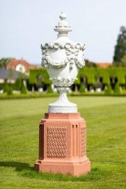 Schloss und Schlossgarten Schwetzingen - Garten - Orangeriegarten, südwestliche Ecke - Von Südwesten - Blick auf eine Deckelvase (Bildhauer: Johann Matthäus van den Branden (1716-1788); Datierung: um 1762) (aufgenommen im April 2024, am Nachmittag) Schloss und Schlossgarten Schwetzingen - Garten - Orangeriegarten, südwestliche Ecke - Von Südwesten - Blick auf eine Deckelvase (Bildhauer: Johann Matthäus van den Branden (1716-1788); Datierung: um 1762) (aufgenommen im April 2024, am Nachmittag)