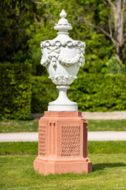 Schloss und Schlossgarten Schwetzingen - Garten - Orangeriegarten, nordwestliche Ecke - Von Südwesten - Blick auf eine Deckelvase (Bildhauer: Johann Matthäus van den Branden (1716-1788); Datierung: um 1762) (aufgenommen im April 2024, am Nachmittag) Schloss und Schlossgarten Schwetzingen - Garten - Orangeriegarten, nordwestliche Ecke - Von Südwesten - Blick auf eine Deckelvase (Bildhauer: Johann Matthäus van den Branden (1716-1788); Datierung: um 1762) (aufgenommen im April 2024, am Nachmittag)