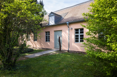 Schloss und Schlossgarten Schwetzingen - Garten - Baumagazin / Gartengeräte-Ausstellung - Von außen - Von Südost - Blick auf den Eingang zur Gartengeräte-Ausstellung (Bau Länge x Breite: ca. 47 x 10 Meter; Bauzeit: um 1774; Architekt: Nicolas de Pigage) (aufgenommen im April 2024, am späten Nachmittag) Schloss und Schlossgarten Schwetzingen - Garten - Baumagazin / Gartengeräte-Ausstellung - Von außen - Von Südost - Blick auf den Eingang zur Gartengeräte-Ausstellung (Bau Länge x Breite: ca. 47 x 10 Meter; Bauzeit: um 1774; Architekt: Nicolas de Pigage) (aufgenommen im April 2024, am späten Nachmittag)