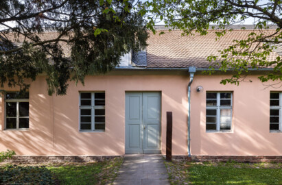 Schloss und Schlossgarten Schwetzingen - Garten - Baumagazin / Gartengeräte-Ausstellung - Von außen - Von Süden - Blick auf den Eingang zur Gartengeräte-Ausstellung (Bau Länge x Breite: ca. 47 x 10 Meter; Bauzeit: um 1774; Architekt: Nicolas de Pigage) (aufgenommen im April 2024, am späten Nachmittag) Schloss und Schlossgarten Schwetzingen - Garten - Baumagazin / Gartengeräte-Ausstellung - Von außen - Von Süden - Blick auf den Eingang zur Gartengeräte-Ausstellung (Bau Länge x Breite: ca. 47 x 10 Meter; Bauzeit: um 1774; Architekt: Nicolas de Pigage) (aufgenommen im April 2024, am späten Nachmittag)