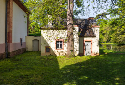 Schloss und Schlossgarten Schwetzingen - Garten - Pfauenhaus - Von außen - Von Osten - Blick auf die Ostfassade des Pfauenhauses; links die Nordseite des westlichen Eckpavillons der Neuen Orangerie, rechts der Arboretumweiher; das Pfauenhaus gleicht weitgehend dem Porzellanhaus (Bau: Grundfläche ca. 9 x 9 Meter; Bauzeit: 1762-1764; Architekt: Nicolas de Pigage) (aufgenommen im April 2024, am Vormittag)