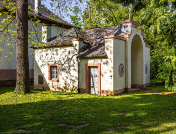 Schloss und Schlossgarten Schwetzingen - Garten - Pfauenhaus - Von außen - Von Nordost - Blick auf die Ost- und Nordfassade des Pfauenhauses; links die Nordseite des westlichen Eckpavillons der Neuen Orangerie; das Pfauenhaus gleicht weitgehend dem Porzellanhaus (Bau: Grundfläche ca. 9 x 9 Meter; Bauzeit: 1762-1764; Architekt: Nicolas de Pigage) (aufgenommen im April 2024, am Vormittag) Schloss und Schlossgarten Schwetzingen - Garten - Pfauenhaus - Von außen - Von Nordost - Blick auf die Ost- und Nordfassade des Pfauenhauses; links die Nordseite des westlichen Eckpavillons der Neuen Orangerie; das Pfauenhaus gleicht weitgehend dem Porzellanhaus (Bau: Grundfläche ca. 9 x 9 Meter; Bauzeit: 1762-1764; Architekt: Nicolas de Pigage) (aufgenommen im April 2024, am Vormittag)