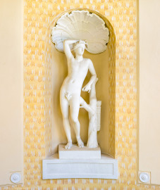 Schloss und Schlossgarten Schwetzingen - Garten - Badhaus - Von aussen - Nordseite - Vorhalle / Intrada, Westseite - Von Nordost - Blick auf die Skulptur des Apollino in einer rundbogigen Wandnische, rechts ein Stumpf eines Lorbeerbaums mit Köcher und Pfeilen, oben eine stuckierte Muschel, Wand in hellgelber Tönung mit Tropfenornamentik (Höhe 141 Zentimeter; Gipsabguß aus dem Mannheimer Antikensaal, 1980 erstellt; Original ausgestellt in den Uffizien in Florenz, 1500 in Rom ausgegraben) (aufgenommen im April 2024, um die Mittagszeit) Schloss und Schlossgarten Schwetzingen - Garten - Badhaus - Von aussen - Nordseite - Vorhalle / Intrada, Westseite - Von Nordost - Blick auf die Skulptur des Apollino in einer rundbogigen Wandnische, rechts ein Stumpf eines Lorbeerbaums mit Köcher und Pfeilen, oben eine stuckierte Muschel, Wand in hellgelber Tönung mit Tropfenornamentik (Höhe 141 Zentimeter; Gipsabguß aus dem Mannheimer Antikensaal, 1980 erstellt; Original ausgestellt in den Uffizien in Florenz, 1500 in Rom ausgegraben) (aufgenommen im April 2024, um die Mittagszeit)
