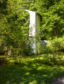 Schloss und Schlossgarten Schwetzingen - Garten - Badhausanlage - Perspektiv - Von Osten - Blick nach Westen auf die gewölbte Wand mit der gemalten Landschaft des Perspektivs ("Das Ende der Welt"); Fresko ursprünglich erstellt von dem Mannheimer Theatermaler Truckenmüller nach einer Vorlage von Ferdinand Kobell (1740-1799) (Perspektiv: Länge Bau ca. 16 Meter, Breite Bau, ohne gewölbte Wand, ca. 4,5 bis 11 Meter, mit gewölbter Wand ca. 4,5 bis 15 Meter; Fertigstellung: 1775; Architekt: Nicolas de Pigage) (aufgenommen im Mai 2024, am späten Vormittag) Schloss und Schlossgarten Schwetzingen - Garten - Badhausanlage - Perspektiv - Von Osten - Blick nach Westen auf die gewölbte Wand mit der gemalten Landschaft des Perspektivs ("Das Ende der Welt"); Fresko ursprünglich erstellt von dem Mannheimer Theatermaler Truckenmüller nach einer Vorlage von Ferdinand Kobell (1740-1799) (Perspektiv: Länge Bau ca. 16 Meter, Breite Bau, ohne gewölbte Wand, ca. 4,5 bis 11 Meter, mit gewölbter Wand ca. 4,5 bis 15 Meter; Fertigstellung: 1775; Architekt: Nicolas de Pigage) (aufgenommen im Mai 2024, am späten Vormittag)