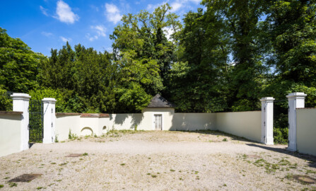 Schloss und Schlossgarten Schwetzingen - Garten - Fasanenhof - Von Süden - Blick vom südlichen Fasanenbruthaus nach Norden auf den Hof, auf die westlichen (links) und östlichen (rechts) Torpfosten sowie auf das gegenüberliegende Fasanenbruthaus; der Fasanenhof war ehemals dreigeteilt: in der Mitte ein Weg zum Apollokanal (nach links) und zum Arboretum (nach rechts), davor und dahinter durch Gitter und durch Netze nach oben geschlossene Gehege; an den Torpfosten des Fasanenhofes waren ehemals Gittertore angebracht; an der kleinen Aussichtsterrasse mit den beiden Bögen unten (im Bild links) befinden sich heute noch oben an der Umfassung aus rotem Sandstein einige der Metallhaken, an denen ehemals Netze über die beiden Gehege aufgespannt wurden; gezüchtet wurden Fasane zum Aussetzen bei Jagden (Hof: Länge x Breite (ohne Bruthäuser) ca. 18 Meter x 14 Meter; Bauzeit: zwischen 1763 und 1767 (gleichzeitig mit der ehemaligen Menagerie); Architekt: Nicolas de Pigage) (aufgenommen im Mai 2024, um die Mittagszeit)